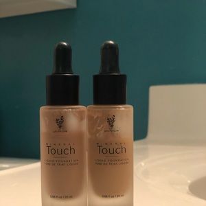 Younique liquid foundation  ONLY organza is left